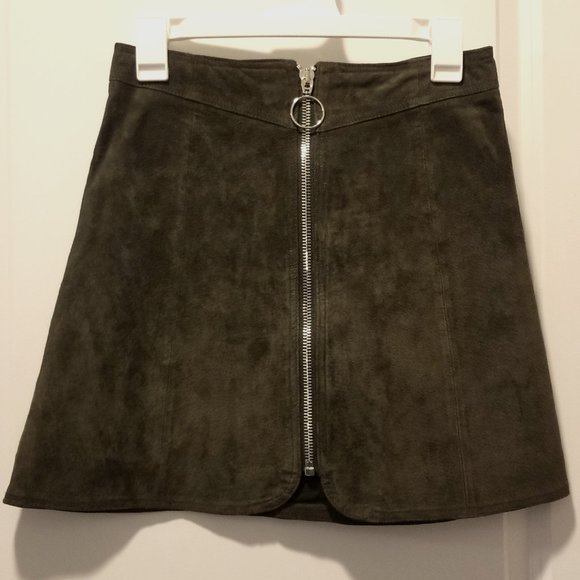 Zara Dresses & Skirts - LIKE NEW Women's ZARA XS Olive Green Leather Mini Skirt!
